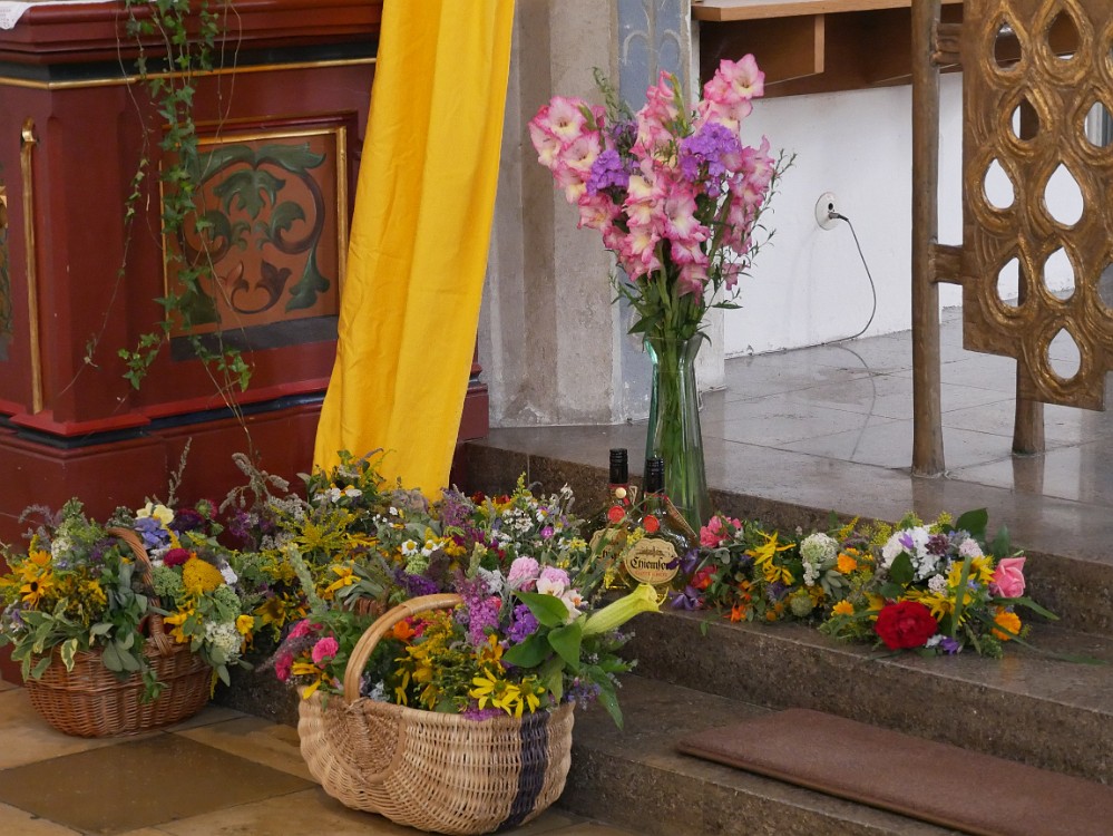 Kräuterbüscherl binden - Bild von Georg Voigt