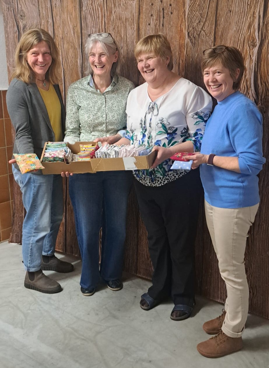 Übergabe Leinsamen Babysäckchen an Barbara Haneberg Bunter Kreis RO.jpg